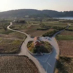 فيلة Unfiltered - Kitchen, Wine And Hideaway