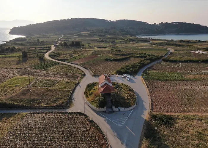 Villa Unfiltered - Kitchen, Wine And Hideaway