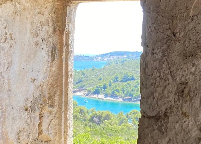 Unfiltered - Kitchen, Wine And Hideaway Lumbarda